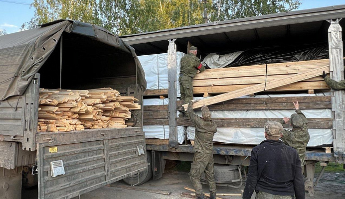 «Единая Россия» в очередном гуманитарном конвое передала военнослужащим лесоматериалы, автофургон и посылки от родных